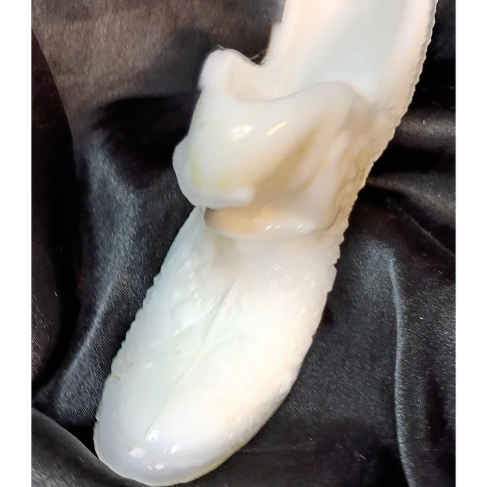 Vintage Fenton Puss in Boots Milk Glass Slipper Daisy and Buttons Cat